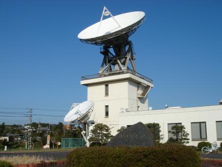 画像：1964年東京オリンピック中継記念碑とBSアンテナ（2015年撤去）
