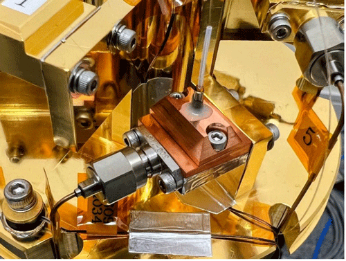 東京大学とNICTが共同開発した超伝導光子検出器写真