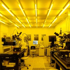 クリーンルーム内高精細デバイス加工装置