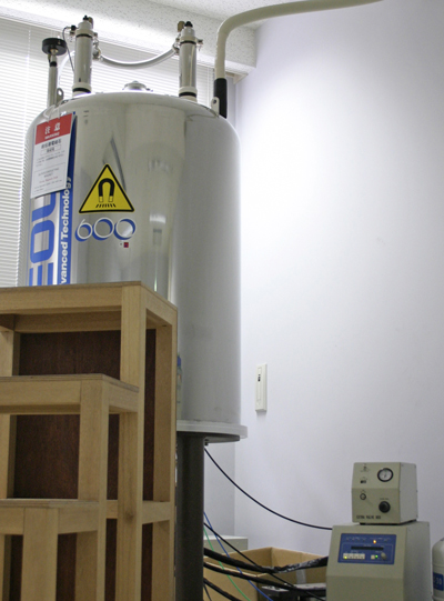 A photograph of 600Mhz NMR Spectrometer