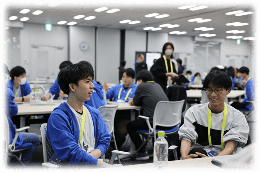 イベント会場写真。若手の参加者が談笑する