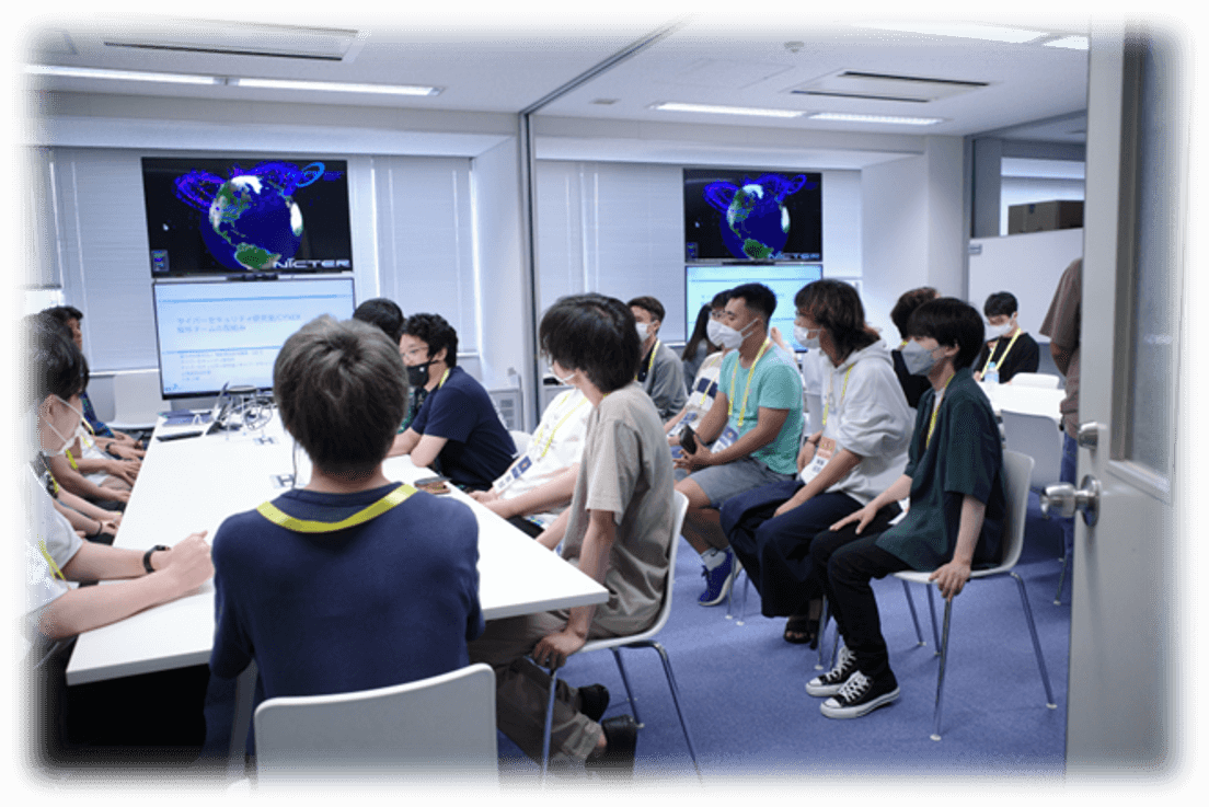 イベント会場写真。住人ほどのグループでディスカッション