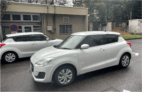 写真:2台の車両がすれ違う瞬間の画像