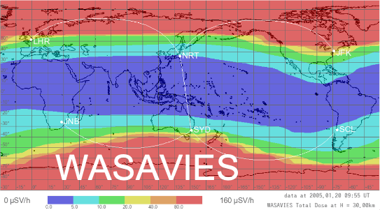 リンク先のサムネ画像。世界地図上に色分けで被ばく推定率を図示。赤道を中央に、北緯・南緯が増すに緯度が上がるにつれ被ばく線量が上がる