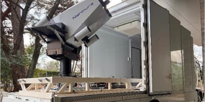 人工衛星と通信する望遠鏡の画像