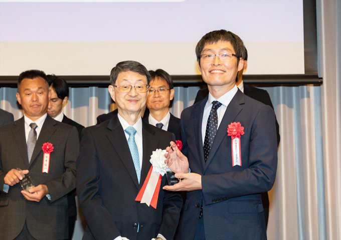 日本ITU協会山川理事長(中央)と志賀主任研究員(右)